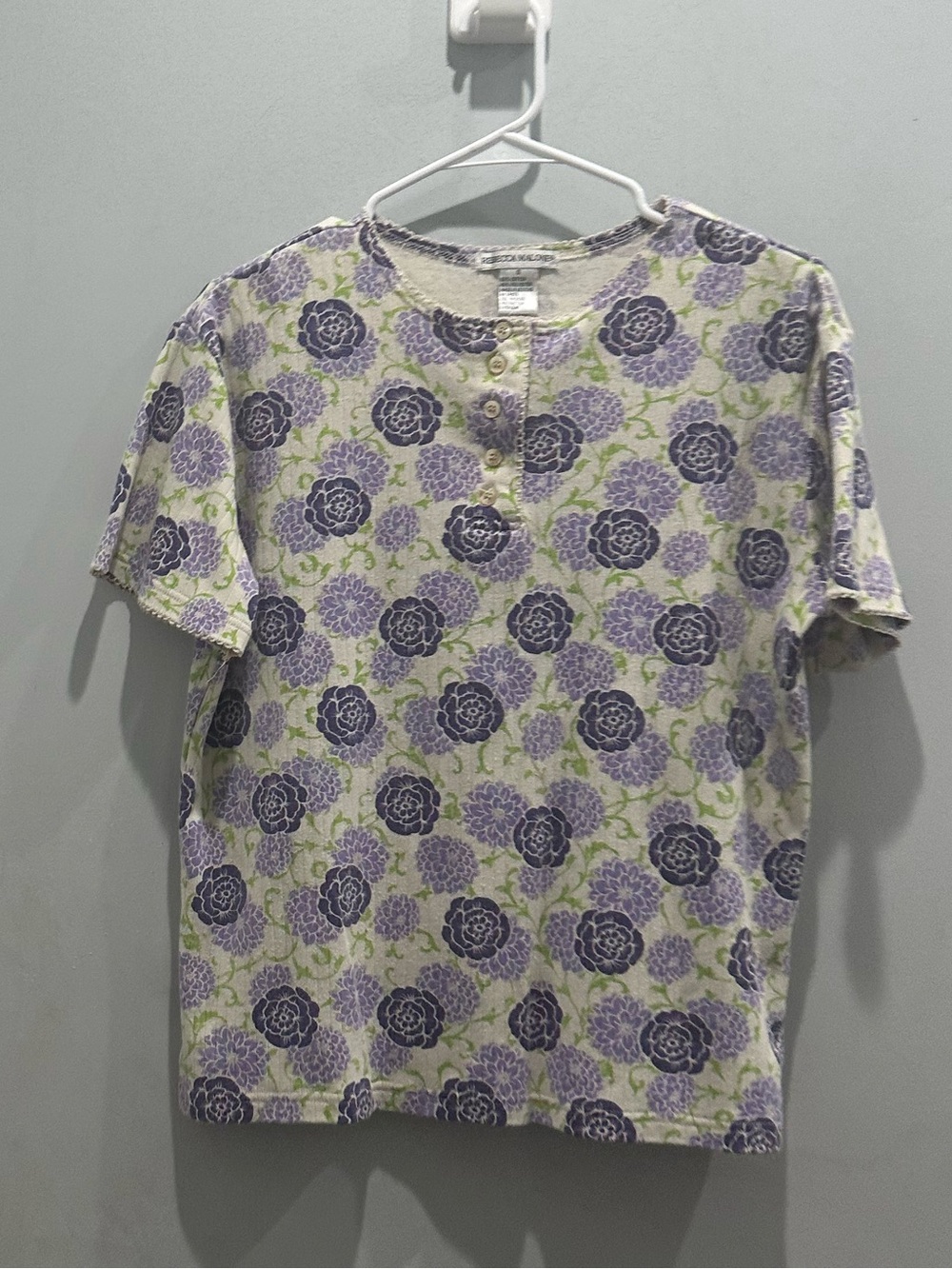 Rebecca Malone women size SMALL Purple Floral Henley Short-Sleeve Shirt